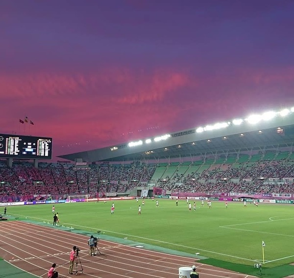 セレッソ色の空が夕方のゲームには美しいスタジアムです。