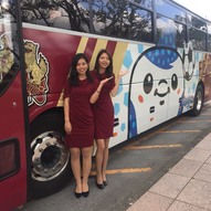 スタジアムまでの観客用往復バスとバスガイドのRyukyu girls。