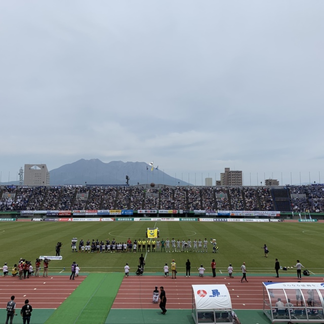白波スタジアムは桜島がきれいに見えた。
バックスタンドの右手は福岡サポーターでいっぱいだ。
